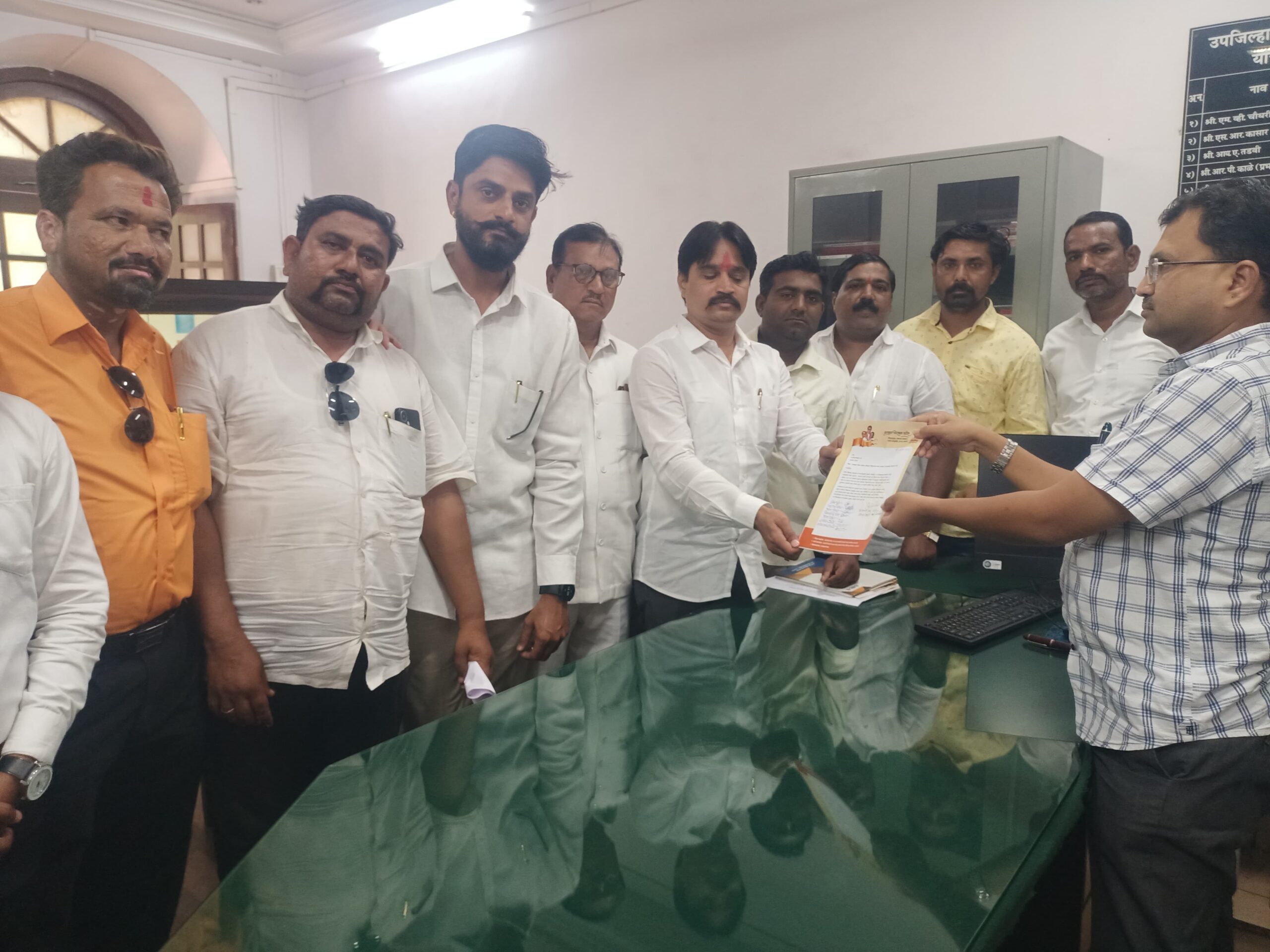 देवगाव परिसरातील बिबट्याला तात्काळ  जेर बंद करा