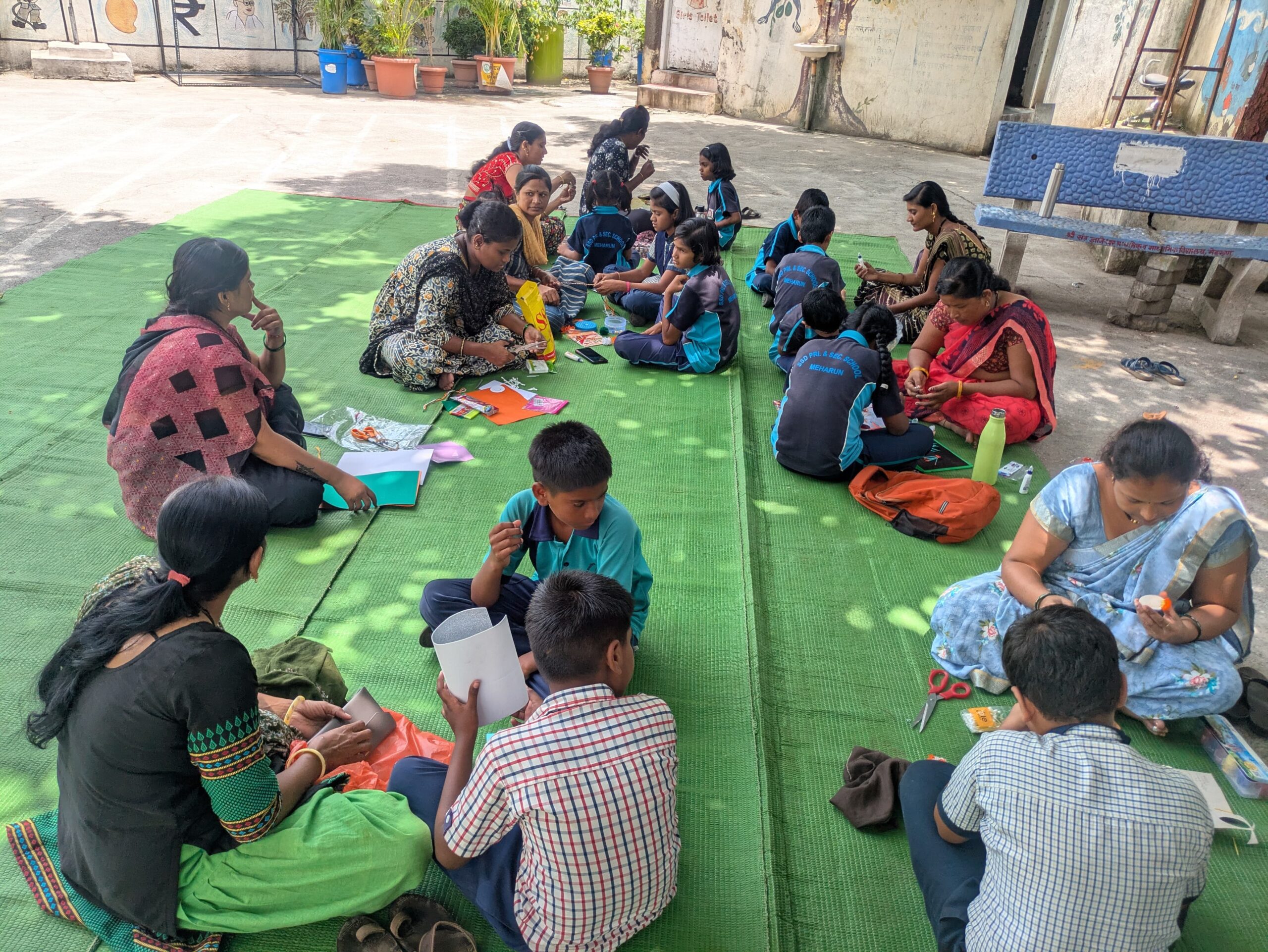 संत ज्ञानेश्वर विद्यालय मध्ये पालकांसाठी तिरंगा राखी बनवण्याची स्पर्धा