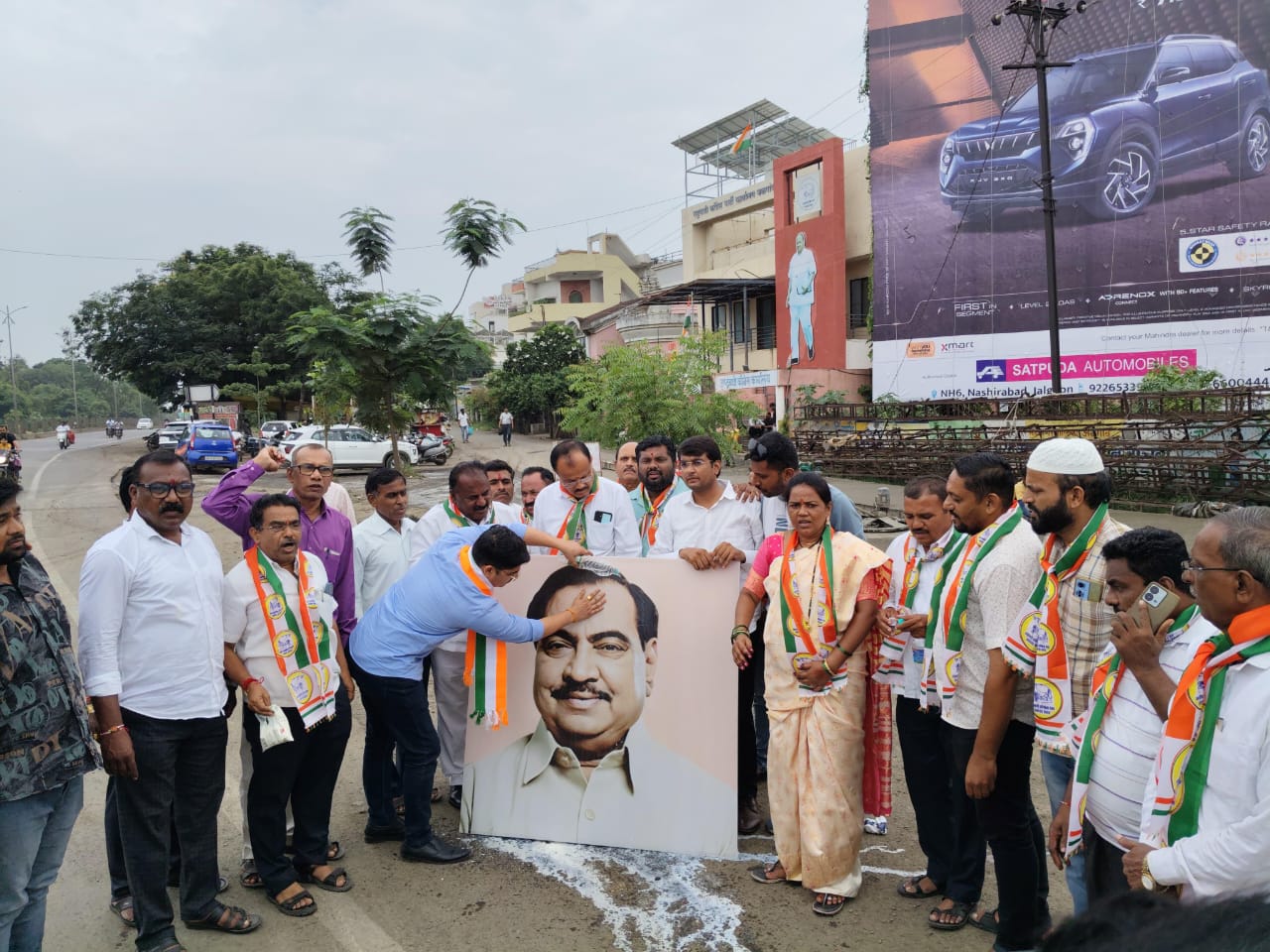 भाजपाच्या जोडे मारोला रा. काँ.चे  दुग्धभिषेककाने उत्तर 
