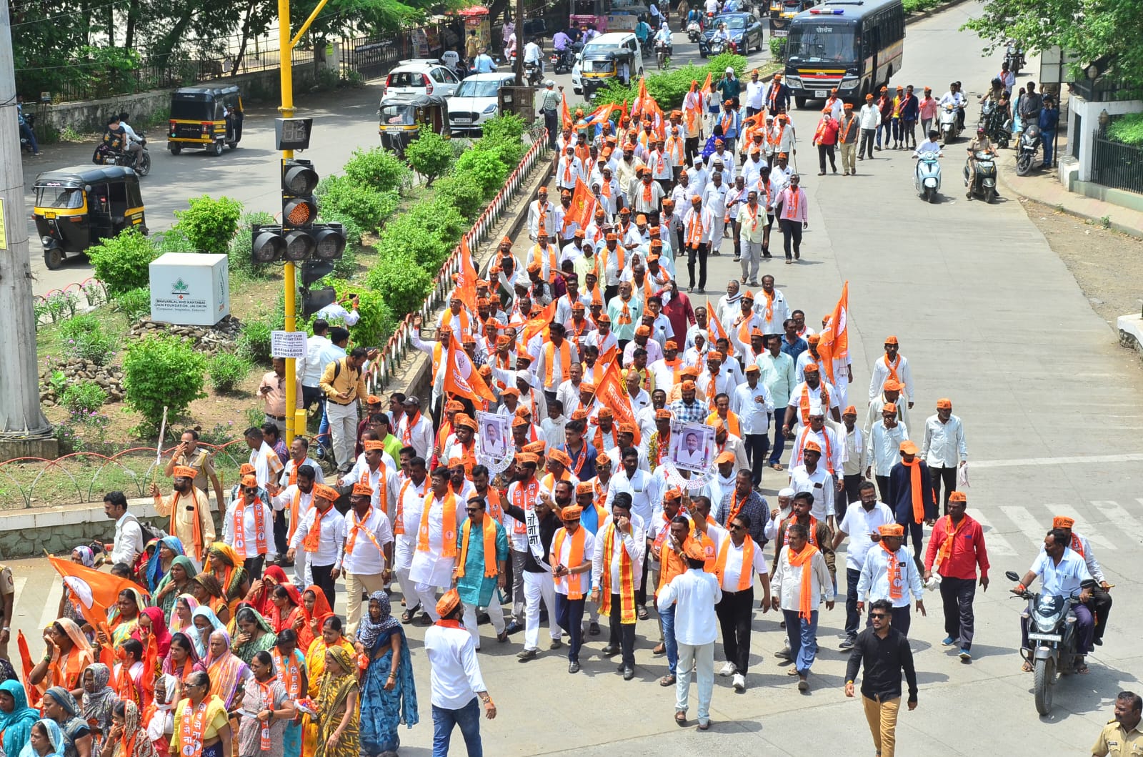 शिवसेना पदाधिकाऱ्यांनी जिल्हाधिकारी कार्यालयासमोर मांडला पत्त्याचा डाव !