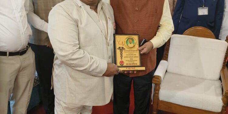 आरोग्य संजीवनी अभियाना निमित्त मुकुंद गोसावी यांचा सन्मान