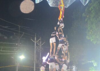 युवासेनेची निष्ठा दहीहंडी तरुण कुढापा मंडळाने फोडली .