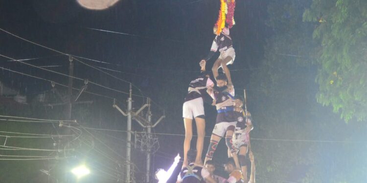 युवासेनेची निष्ठा दहीहंडी तरुण कुढापा मंडळाने फोडली .