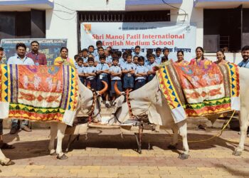 राजा सर्जाचे औक्षण करून भरवला पुरणपोळीचा घास