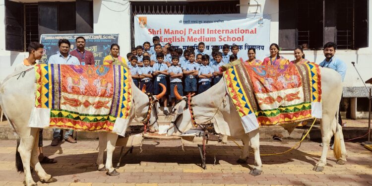 राजा सर्जाचे औक्षण करून भरवला पुरणपोळीचा घास