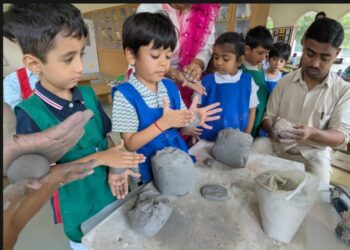 कोमल हातांनी मातीला आकार देऊन साकारल्या सुंदर गणेश मूर्ती 
