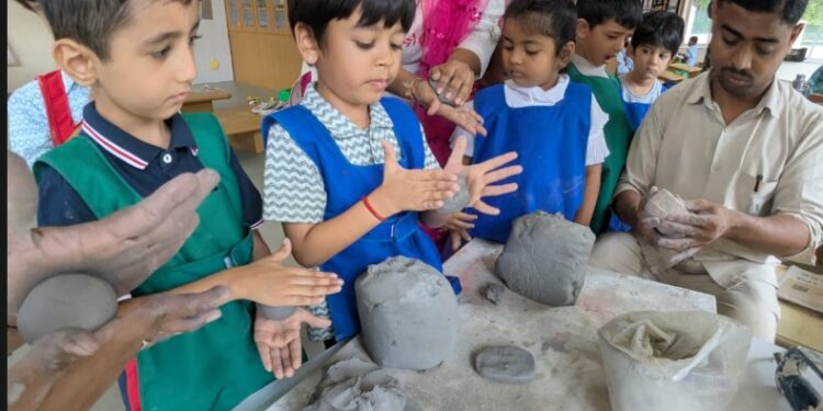 कोमल हातांनी मातीला आकार देऊन साकारल्या सुंदर गणेश मूर्ती 