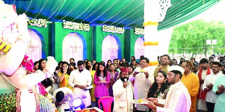 डॉ. उल्हास पाटील वैद्यकीय महाविद्यालयात श्रींचे आगमन