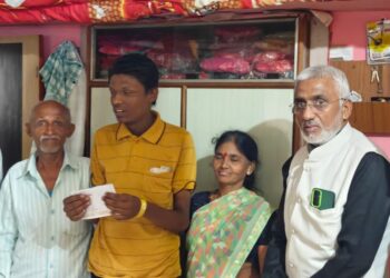 गणपती मूर्ती विकल्या न गेलेल्या अपंगमूर्तिकारास आर्थिक मदत