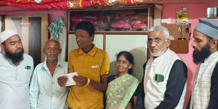 गणपती मूर्ती विकल्या न गेलेल्या अपंगमूर्तिकारास आर्थिक मदत