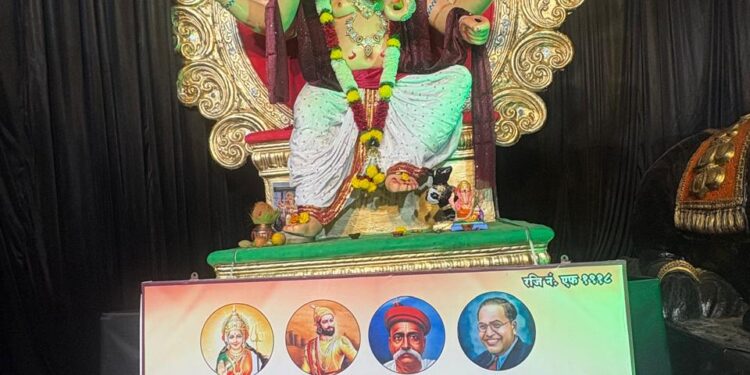 गणपती आरास बघण्यासाठी भक्तांची गर्दी