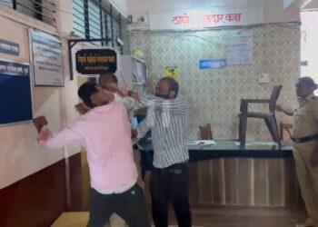 सट्टेबाजाचा पोलिसांवर हल्ला…