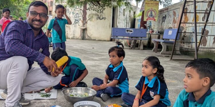 श्री संत ज्ञानेश्वर विद्यालयात भरला आठवडे बाजार…