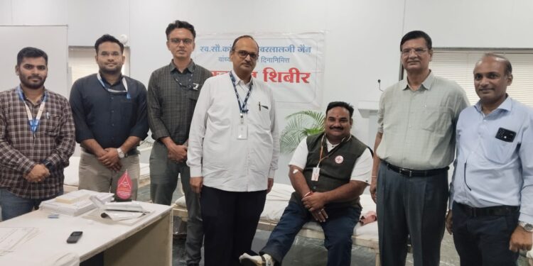 स्व.सौ.कांताबाई भवरलाजी जैन यांच्या पुण्यस्मरणार्थ  रक्तदाते मुकुंद गोसावी यांचे स्वयंस्फूर्त रक्तदान