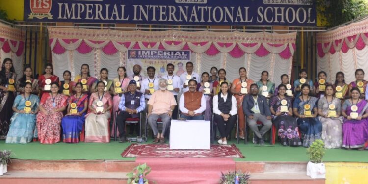शिक्षक दिनी इम्पिरियल इंटरनॅशनल स्कूल,पाळधी येथे शिक्षकांचा गौरव