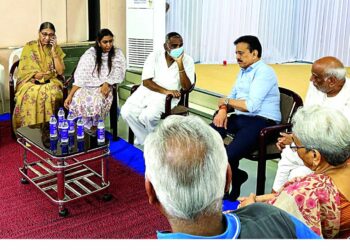 पालकमंत्र्यांसह जलसंपदा मंत्र्यांकडून गोदावरी आईंना अभिवादन 