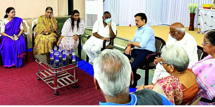 पालकमंत्र्यांसह जलसंपदा मंत्र्यांकडून गोदावरी आईंना अभिवादन 