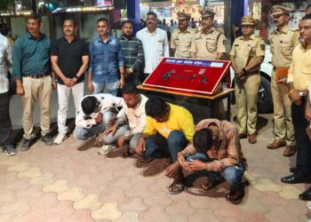 कारमध्ये फिरणाऱ्या चौघांकडून २ गावठी पिस्तूल, १० काडतुसे जप्त 