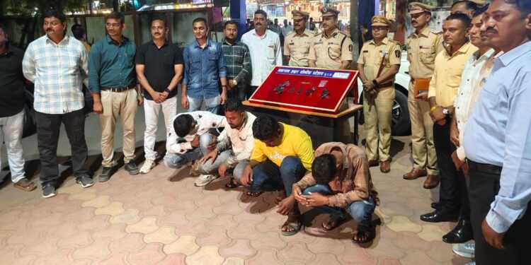 कारमध्ये फिरणाऱ्या चौघांकडून २ गावठी पिस्तूल, १० काडतुसे जप्त 