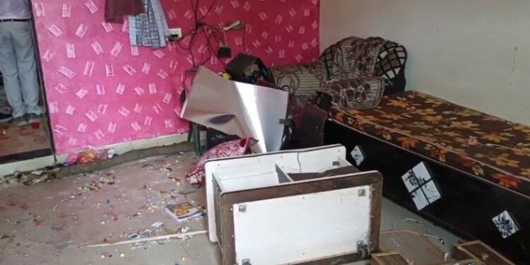 बिलवाडी खून प्रकरण : संशयितांच्या घरात वस्तूंची नासधूस करून दुचाकी जाळली, कारच्या काचा फोडल्या ! 