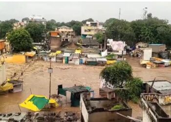 मुक्ताईनगर तालुक्यात १५ गावांमध्ये पुराचे थैमान, तरुण वाहून गेला !