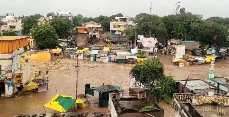 मुक्ताईनगर तालुक्यात १५ गावांमध्ये पुराचे थैमान, तरुण वाहून गेला !