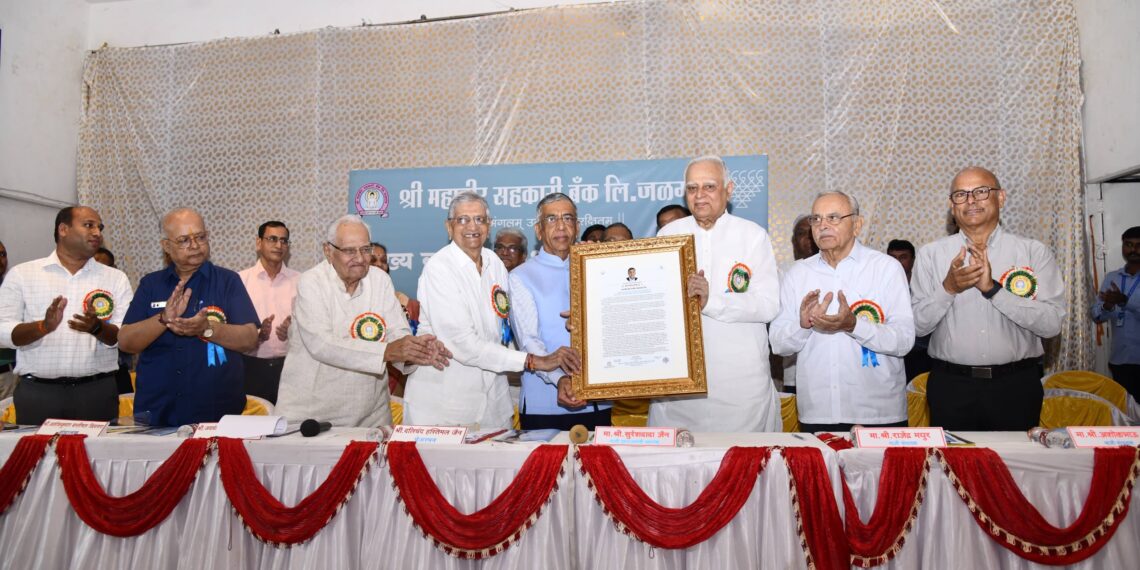 श्री महावीर सहकारी बँकतर्फे अशोक जैन यांचा सन्मान