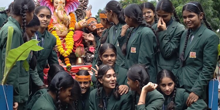 इम्पिरियल इंटरनॅशनल स्कूल मध्ये गणरायाला निरोप…..