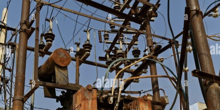 शेतीसाठी ६ तासच वीज; वारंवार बत्ती गुलने शेतकरी हैराण