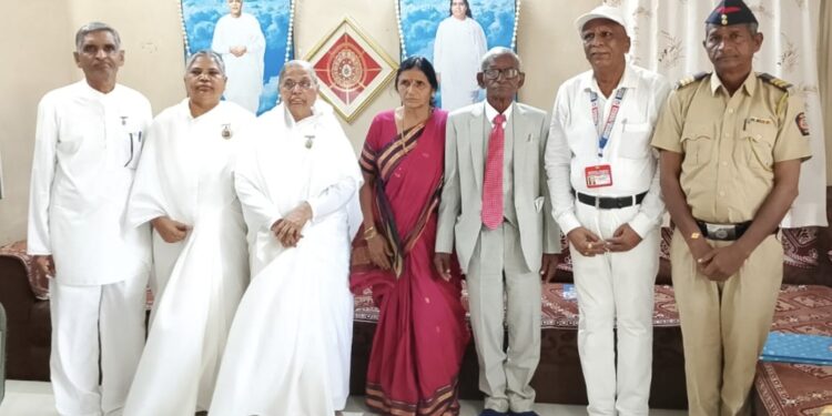 पुरस्कार धनादेशाची रक्कम क्षयरोगग्रस्तांना देणाऱ्या प्रा. मोरेंना प्रजापिता ब्रह्माकुमारी दीदींनी बांधली राखी.