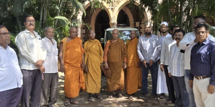 भारत मुक्ती मोर्चा व बौद्धिस्ट इंटरनॅशनल नेटवर्कचे कलेक्टोरेटसमोर धरणे आंदोलन