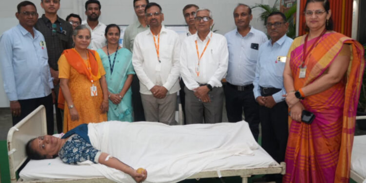 स्व. कांताई जैन यांच्या स्मृतिदिनी ४४५ सहकाऱ्यांचे रक्तदान