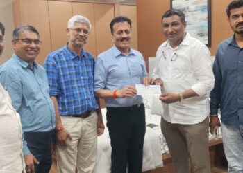 मुख्यमंत्री सहायता निधीसअरविंद देशमुखांची लाखोंची मदत!