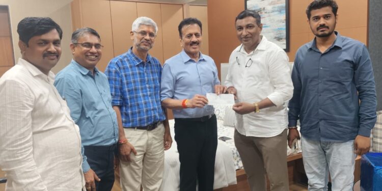 मुख्यमंत्री सहायता निधीसअरविंद देशमुखांची लाखोंची मदत!