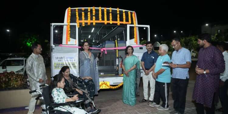 मनोबल येथे नवीन अॅक्सेसीबल बसचे उद्घाटन