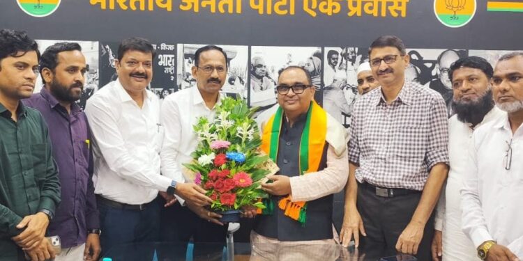 मुस्लिम समाजाने मुख्य प्रवाहात सामील व्हावे