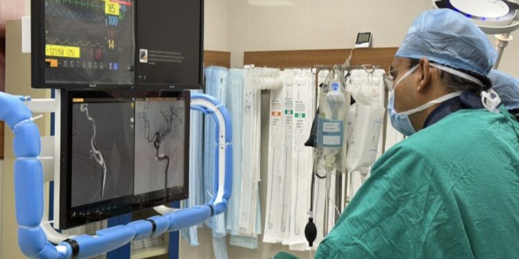 ॲक्सॉन ब्रेन हॉस्पीटल मध्ये मेंदूतील रक्तवाहिनीच्या गुंतागुंतीच्या शस्त्रक्रिया यशस्वी