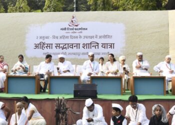 महात्मा गांधीजींनी नावीन्यतेचा पुरस्कार केला, आपणही करू या – जिल्हाधिकारी आयुष प्रसाद     