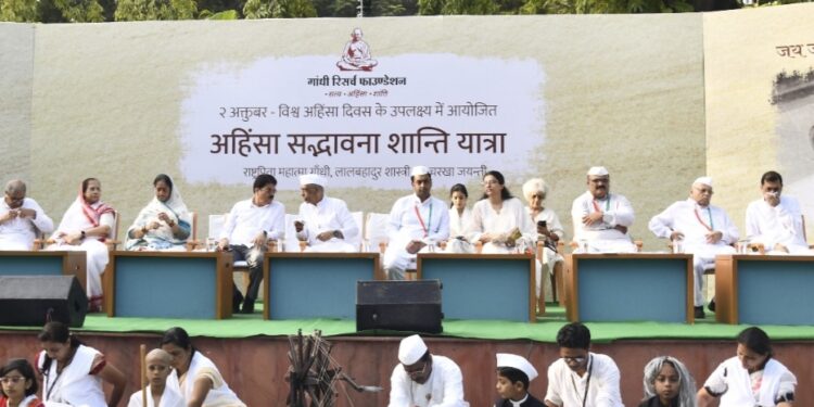 महात्मा गांधीजींनी नावीन्यतेचा पुरस्कार केला, आपणही करू या – जिल्हाधिकारी आयुष प्रसाद     