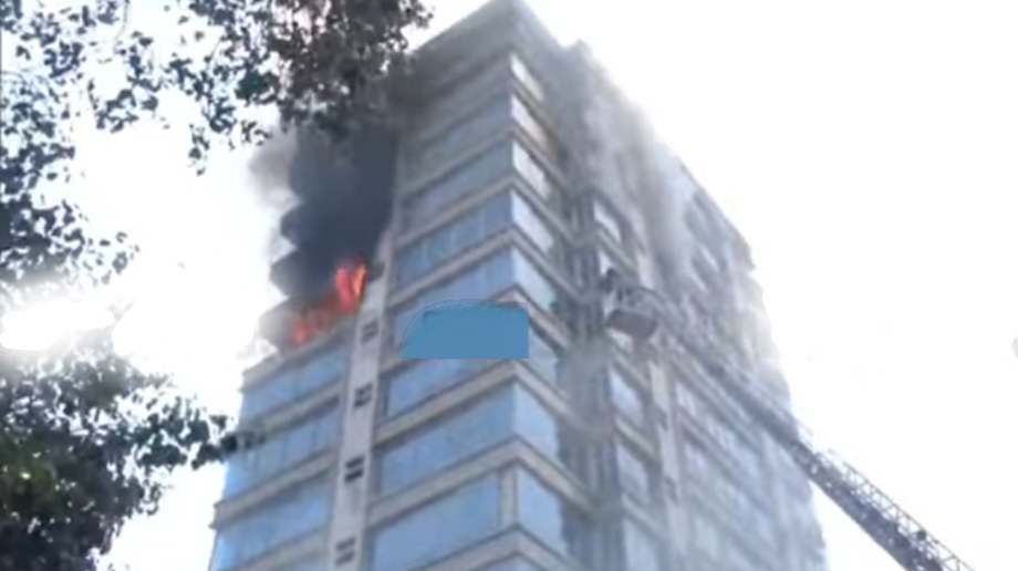 मुंबईतील जोगेश्वरीतील इमारतीला भीषण आग