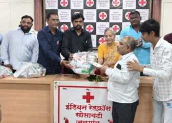 प्रज्ञाचुक्ष व दिव्यांग बांधवांना दिवाळी फराळ भेट वस्तू वाटप 