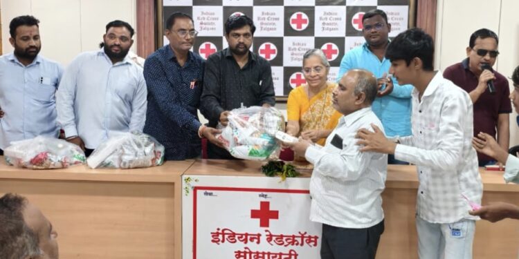 प्रज्ञाचुक्ष व दिव्यांग बांधवांना दिवाळी फराळ भेट वस्तू वाटप 