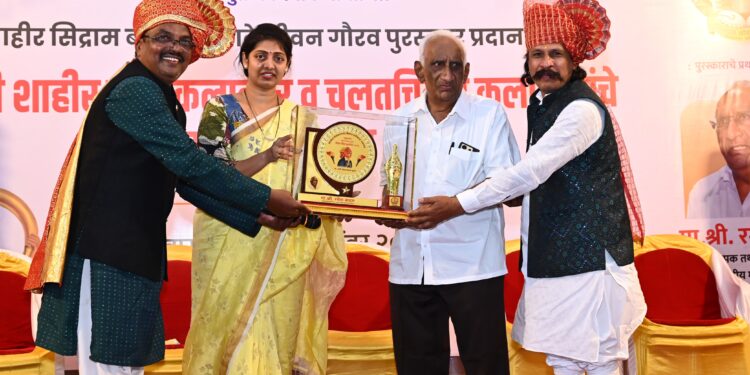 शाहीरी डफाने दणाणले जळगाव शहर.