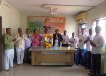 राष्ट्रवादी कार्यालयात महात्मा फुले यांना अभिवादन .