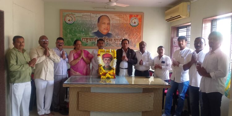 राष्ट्रवादी कार्यालयात महात्मा फुले यांना अभिवादन .