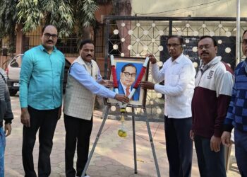 का.ऊ कोल्हे विदयालयात डॉ. बाबासाहेब आंबेडकर यांना अभिवादन