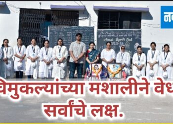 चिमुकल्यांच्या मशालीने वेधले सर्वांचे लक्ष.