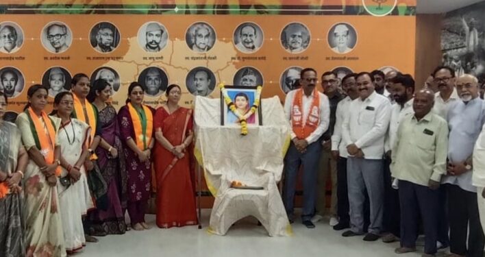 भाजप कार्यालयात क्रांतीज्योती सावित्रीबाई फुले यांना अभिवादन!