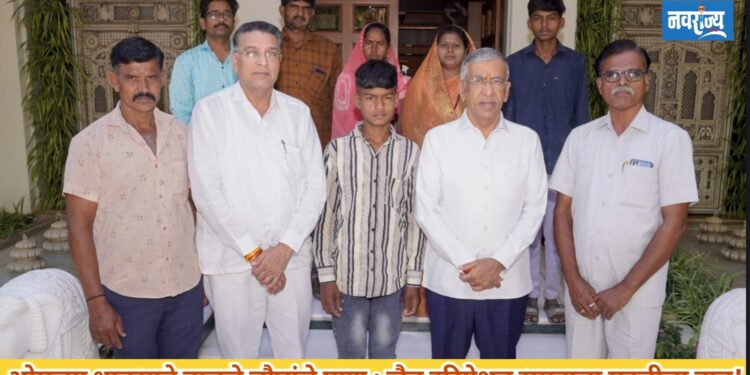 ओमच्या धाडसाने वाचले चौघांचे प्राण ; जैन इरिगेशन समूहाचा मदतीचा हात 